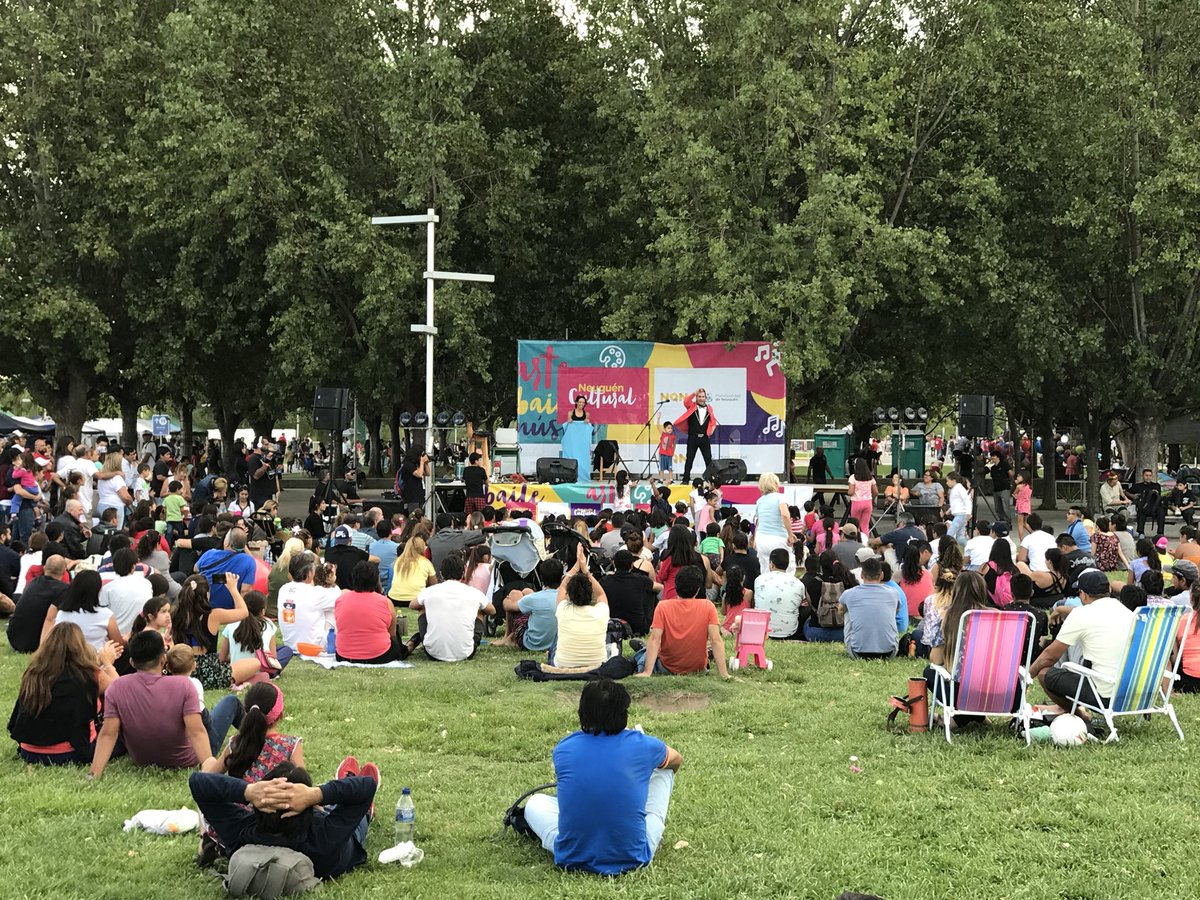 fiestaconflu's tweet photo. El buen clima acompaña el show de “El Mago Lucas” en el espacio infantil. 

#LaFiestaDeTodosLosNeuquinos https://t.co/suTL7ZVQgx