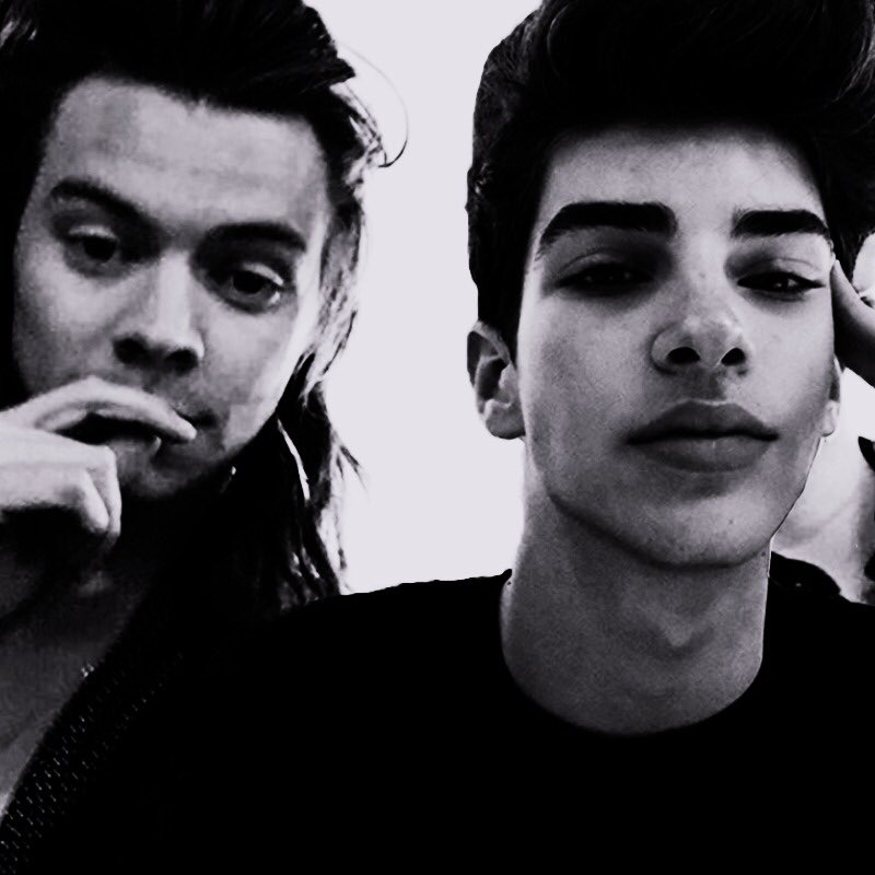 Apresento-vos o homem que irá passar o resto dos seus dias comigo: o meu noivo.