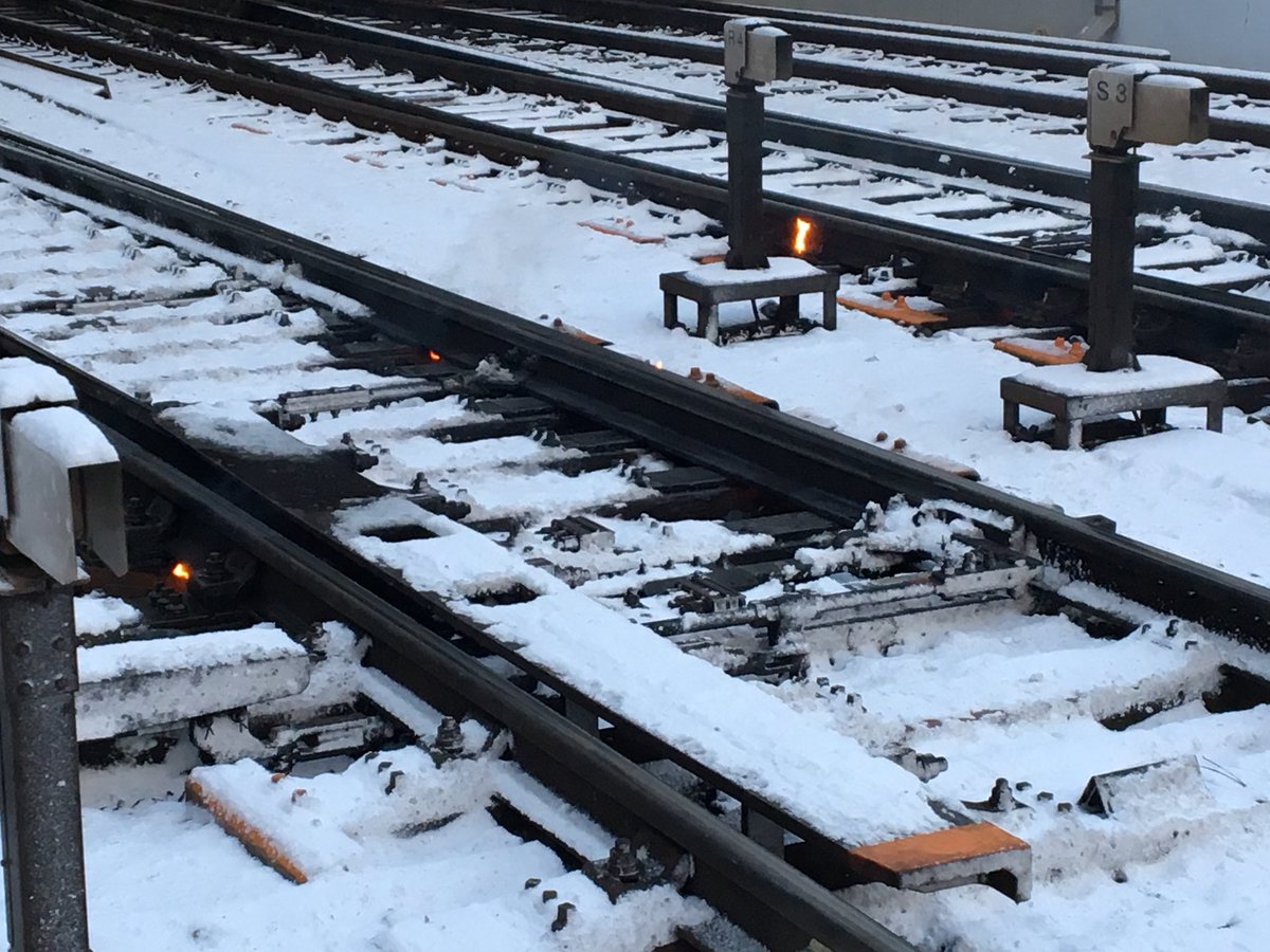 れっさん 近鉄瓢箪山駅の踏切の線路 雪溶かすためだろうな バーナー発火してる T Co Uxmjckkyqp Twitter