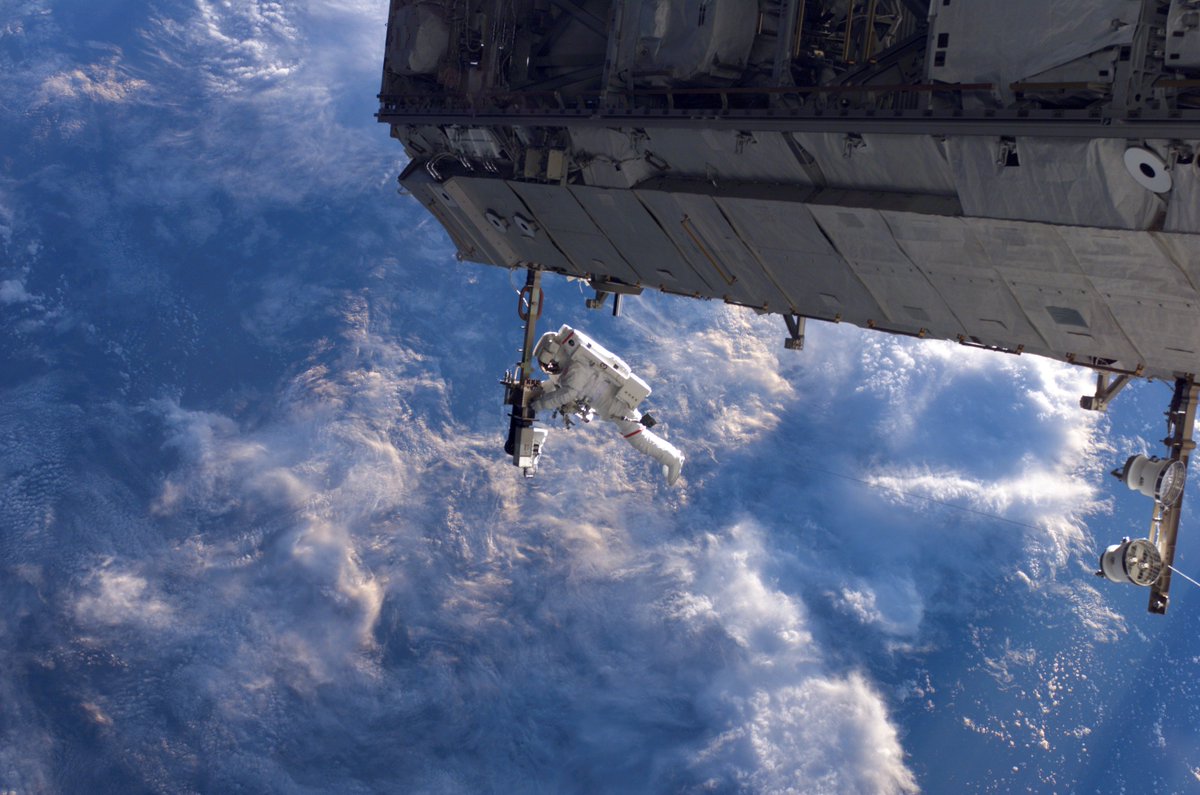 MichaelGalanin's tweet image. NASA astronaut Robert Curbeam works on the International Space Station's  S1 truss during the space shuttle Discovery's STS-116 mission in Dec.  2006. Credit: NASA