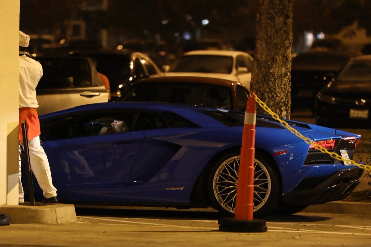 LSSwaggers's tweet photo. 9|Febrero: Justin en el Centro Kings Valley en Los Angeles,CA. https://t.co/zRnbRWn6sl