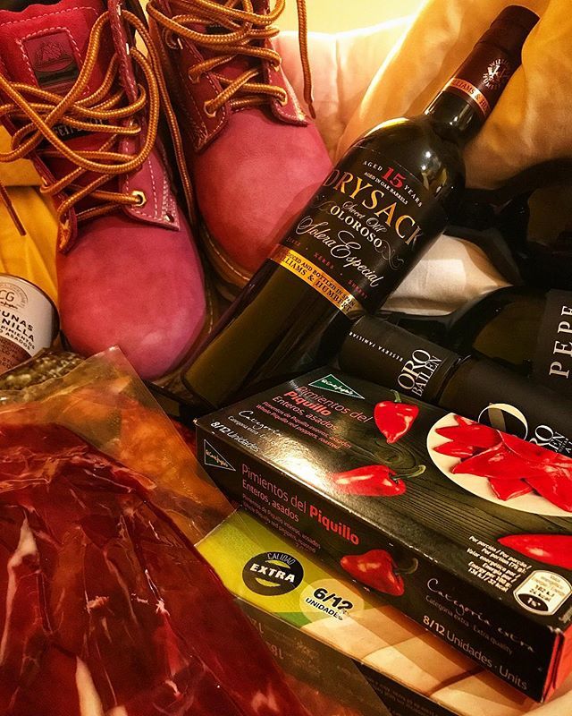 nriske's tweet photo. Packing for a business trip. Steel toes, sherry & ALL the Spanish things! -
-
-
-
-
#Macallan #whisky #sherry #singlemalt #scotch #ambassadorlife #TheMacallan #Glenrothes #Speyside #steeltoes #distillery #Spanish #EverythingSpanish #España #Tapas #packin… https://t.co/EIUNeq5fd4 https://t.co/6JoqRyOg0c