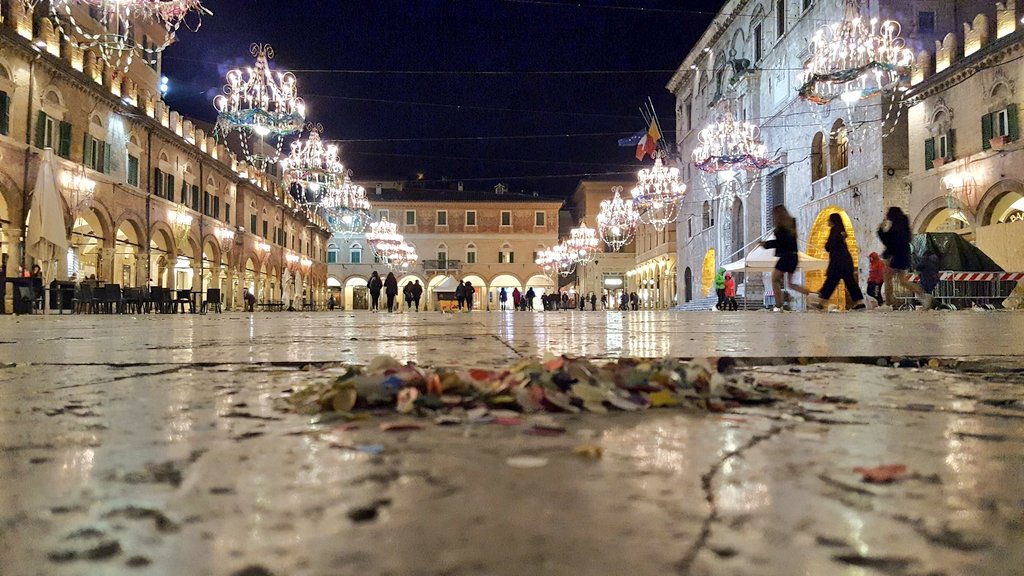 's tweet image. Splendida splendente...scoprite una delle piazze più belle d&apos;Italia nella magica cornice del Carnevale di Ascoli Piceno! #AscoliPiceno #Carnevale2018 #scopriascoli #destinazionemarche  @MarcheTourism @guidaascoli @scopriascoli @comuneAp @MarcheTourismEN #carnevalestoricopiceno