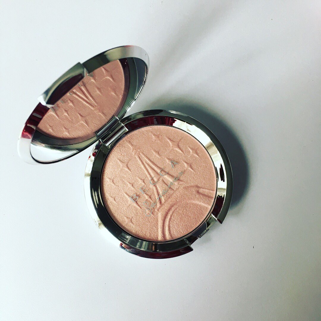 aadabamraa's tweet photo. Parisians Lights of @BECCA_COSMETICS with #sananas2106 !!!! #parisianlights #beccaxsananas #beccacosmetics #highlighter #makeuphighlight https://t.co/abteJEmx0H