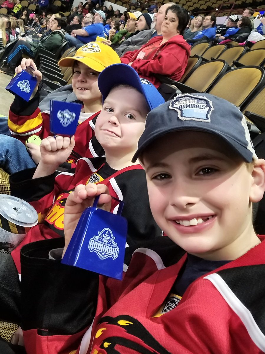 EricaB_224's tweet photo. Kenosha Komets Squirts are all about #MILHOCKEY @mkeadmirals https://t.co/T7xJA3xCgv