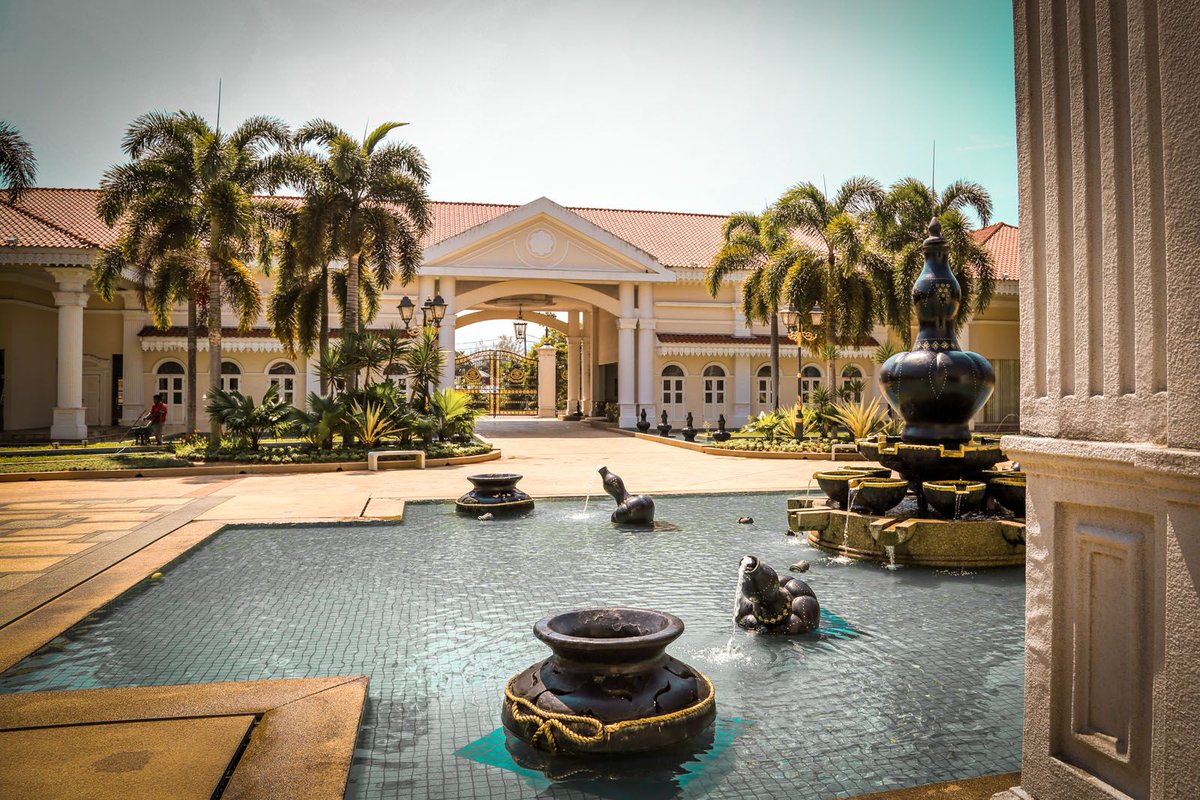 PerakTourism's tweet photo. Galeri Sultan Azlan Shah displays the history and the popular figureheads of DYMM Sultan Perak Darul Ridzuan. Where to find it? Bukit Chandan, 33000, Kuala Kangsar, Perak - https://t.co/E7cLFOUosw
#TourismPerak #VisitPerak2018 #exploreperak #KualaKangsar https://t.co/zgpfNQXbU6