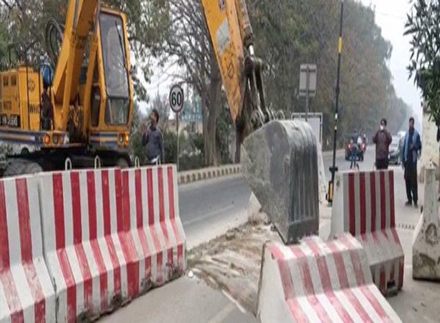 Nawaiwaqt_'s tweet image. لاہور: وی آئی پیز کے گھروں کے باہر سڑکوں سے رکاوٹیں ہٹادی گئیں
#JatiUmra, #ModelTown  #Blockades #removal  #SupremeCourt #Orders