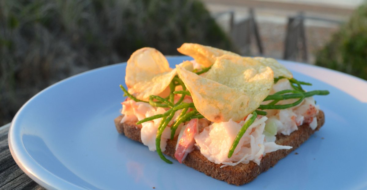 #Recipe for the Perfect Lobster Roll – which isn’t actually a roll... with Sea Beans &amp; Kettle Style Potato Chips <a href="/forkmespoonme/">Amy Reiley</a> ow.ly/it0550gsvtZ #Foodie #Food #Recipes