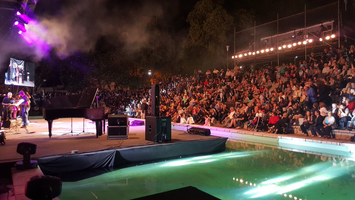 CaffaroOsvaldoR's tweet photo. Repleto el #Anfiteatro #HomeroExposito.
Los vecinos aguardan la presentación de @arielardit
#TangoZarate https://t.co/EIjNwcyHEK