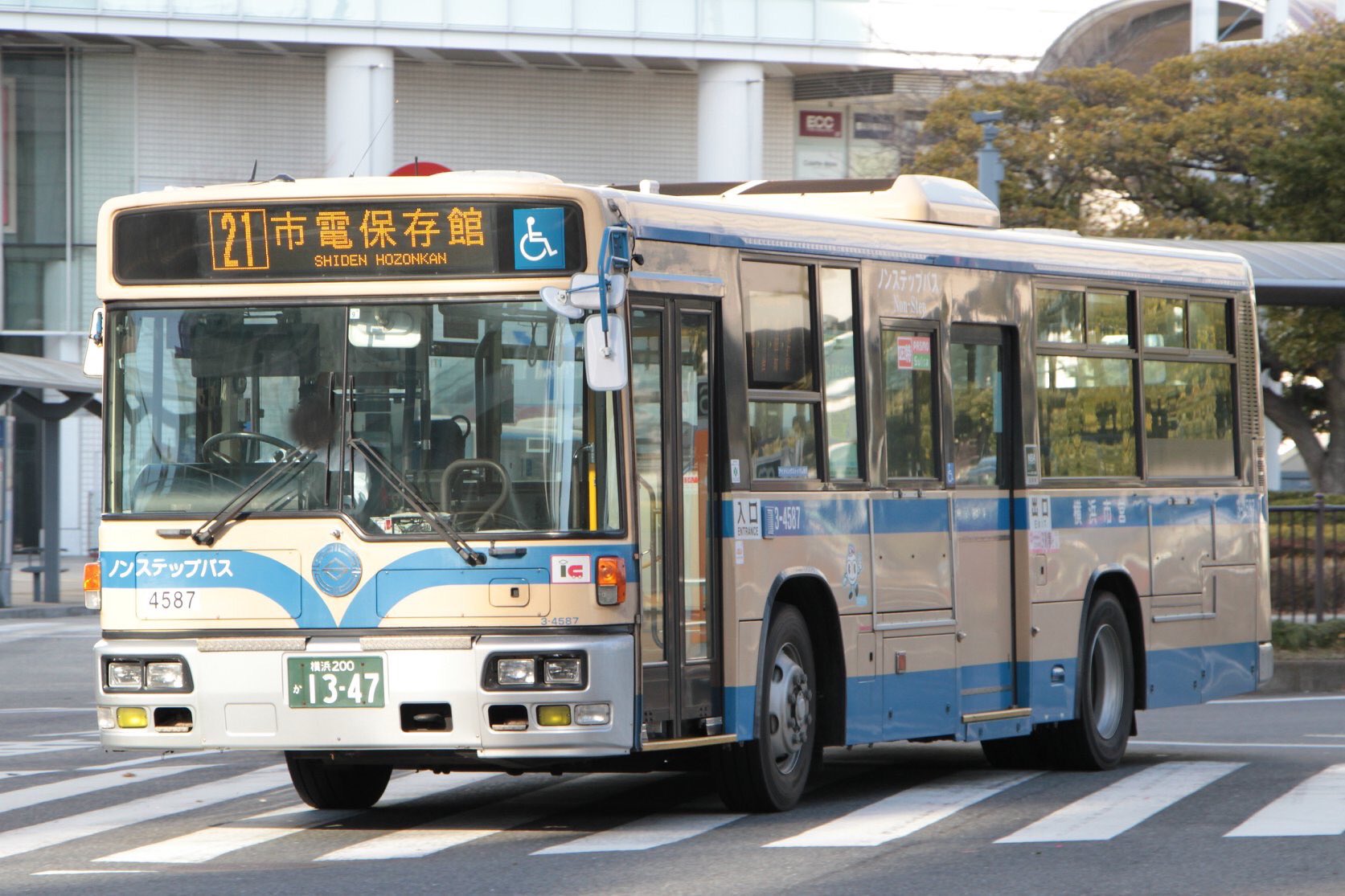 旧8408 根岸で貸切日産本牧工場幕を撮影したら21で3 4587が来たので桜木町に先回り 30分150円の駐車場に車を預けて4587を待つ その間に19ナンバーが立て続けに登場 寒いので4587撮影して 旧8408 根岸で貸切日産本牧工場幕を撮影したら21で3 4587が来たので桜木町に先回り 30分150円の駐車場に車を預けて4587を待つ その間に19ナンバーが立て続けに登場 寒いので4587撮影して