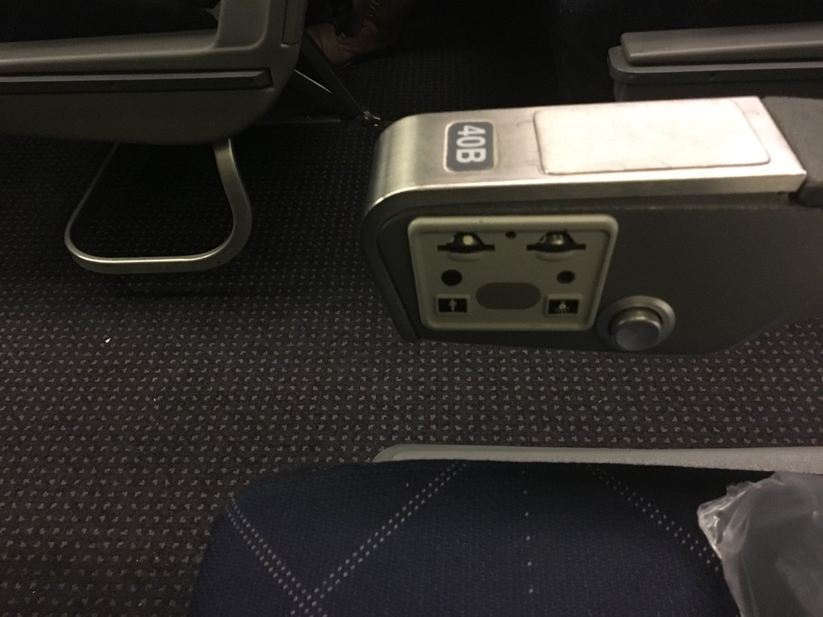 jmdcomedy's tweet image. I fly (a lot). It hasn’t been since I was a child that I flew on a plane with analog volume controls