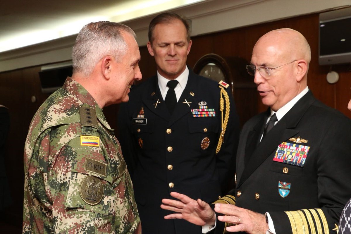 El Jefe del Comando Sur de los EE.UU. analizo junto al Comandante General de las Fuerzas Militares de Colombia la movilización de personal del Ejercito Colombiano hacia la frontera con Venezuela y estudiaran mañana próximas acciones a efectuar ante el agravamiento de la crisis.