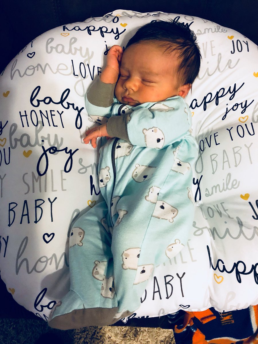 costend's tweet photo. It’s hard to believe that this sweet baby has been hanging out with us for four weeks! #heyenpartyof3 #oliverwayne https://t.co/lowvqSZPLc