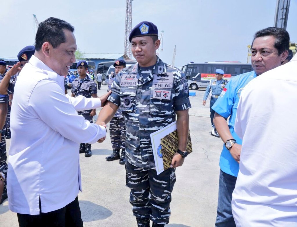 Kepala BNN memberikan penghargaan kepada personel BNN, Bea &amp; Cukai serta TNI AL atas keberhasilan mengungkap penyelundupan shabu 1 ton di Mako Lanal Batam, (11/2).#stopnarkoba <a href="/Puspen_TNI/">Pusat Penerangan TNI</a> @DivHumasPolri <a href="/beacukaiRI/">#BeaCukaiMakinBaik</a>