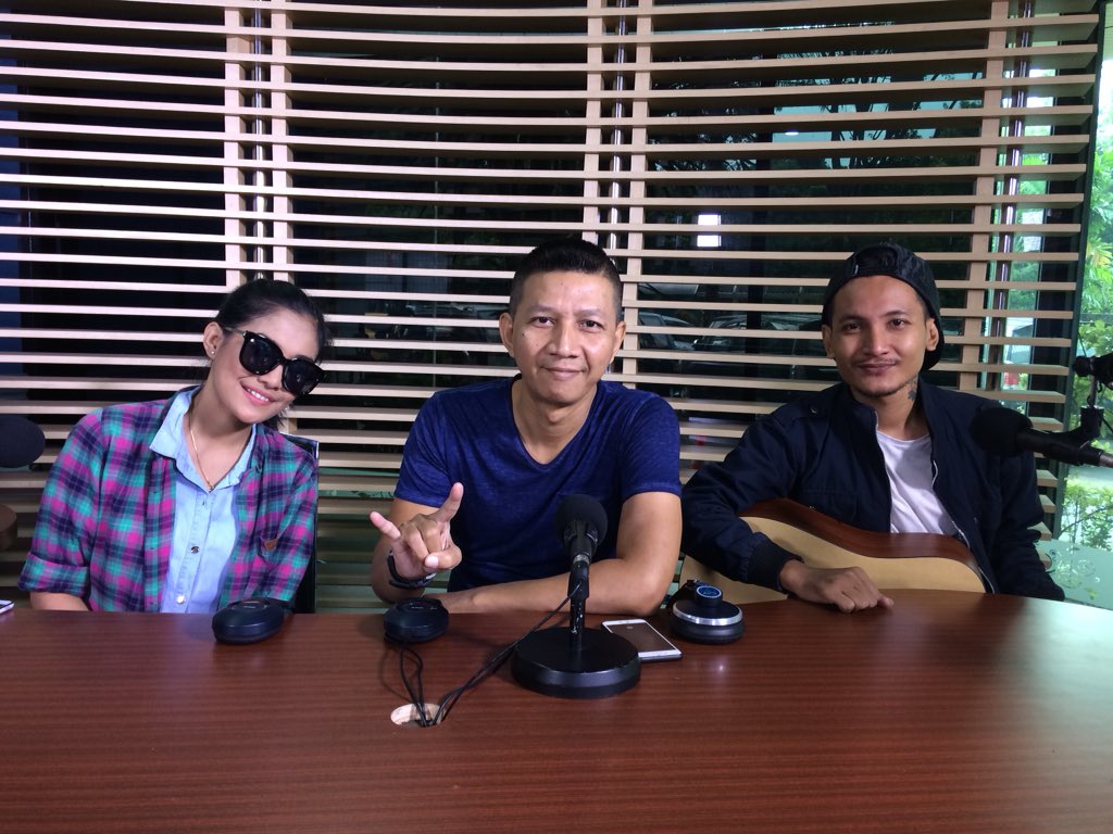 Nahhh! <a href="/official_therow/">The Row Official</a> udah ready nih di Morning Live Chat! Tanya-tanya langsung, whatsapp aja ke 0811800105 yas! #TheRowDiPRO2FM