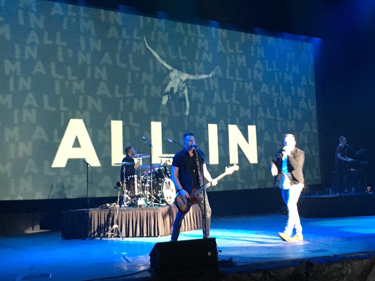 jaclyn_graves's tweet photo. What an awesome concert, and Caitlyn even got to dance with @matthew_west when he went down the isle. So cool #seaworld #praisewave https://t.co/TzmYNC4dta