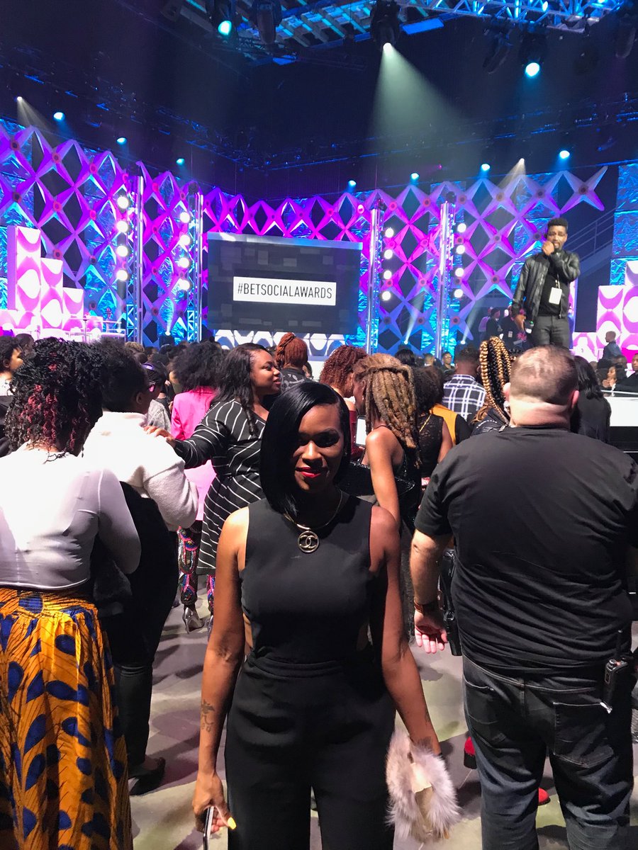 portiabgrlmusic's tweet image. Love the custom bag @Ieshajeng #BETSocialAwards #wearesocial #Fromthebottomup