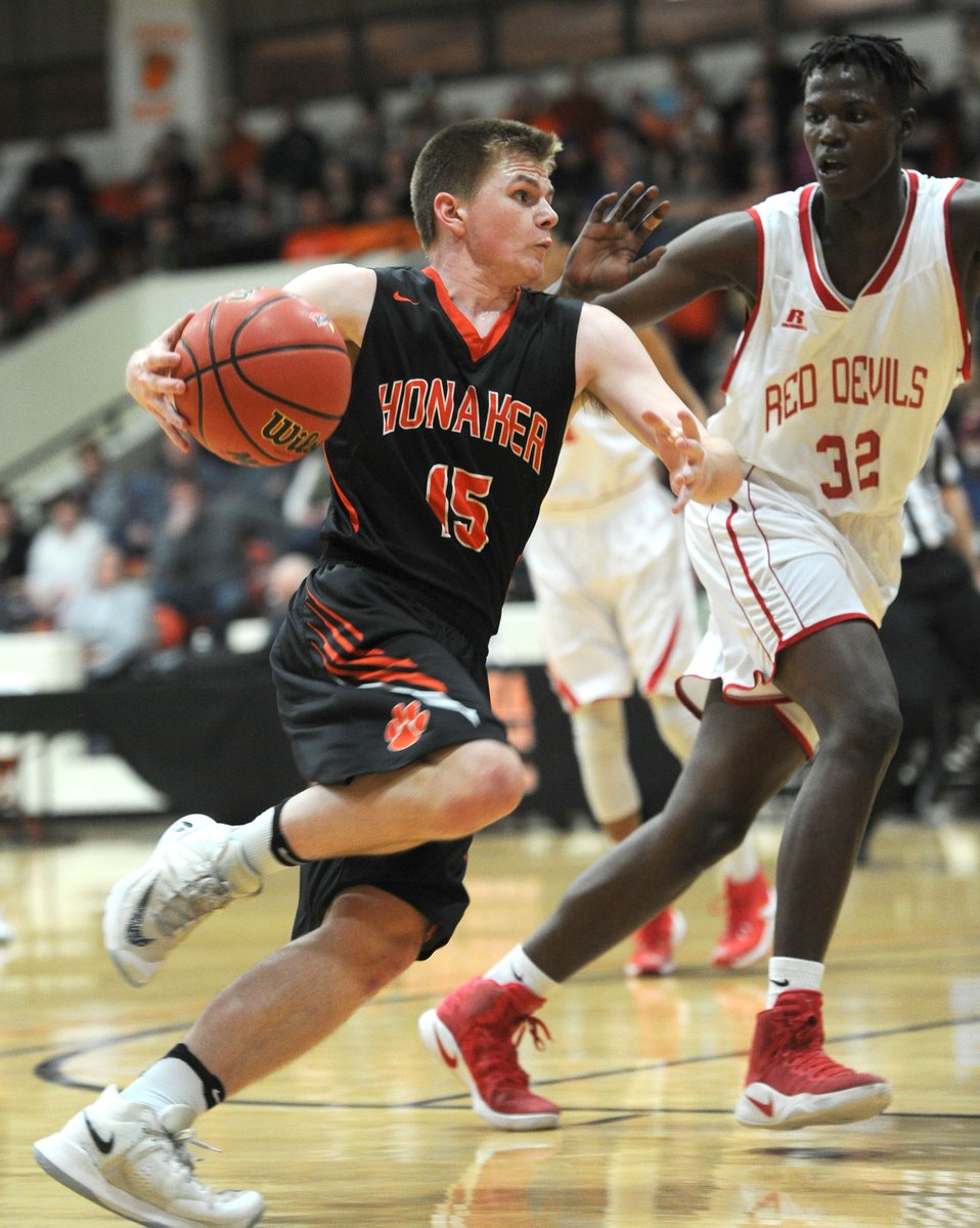 BHCSports's tweet photo. VHSL, TSSAA district basketball tournaments get in full swing this week. Here are the pairings: https://t.co/OXWxrYBTx9 https://t.co/Bifc0TYE9W