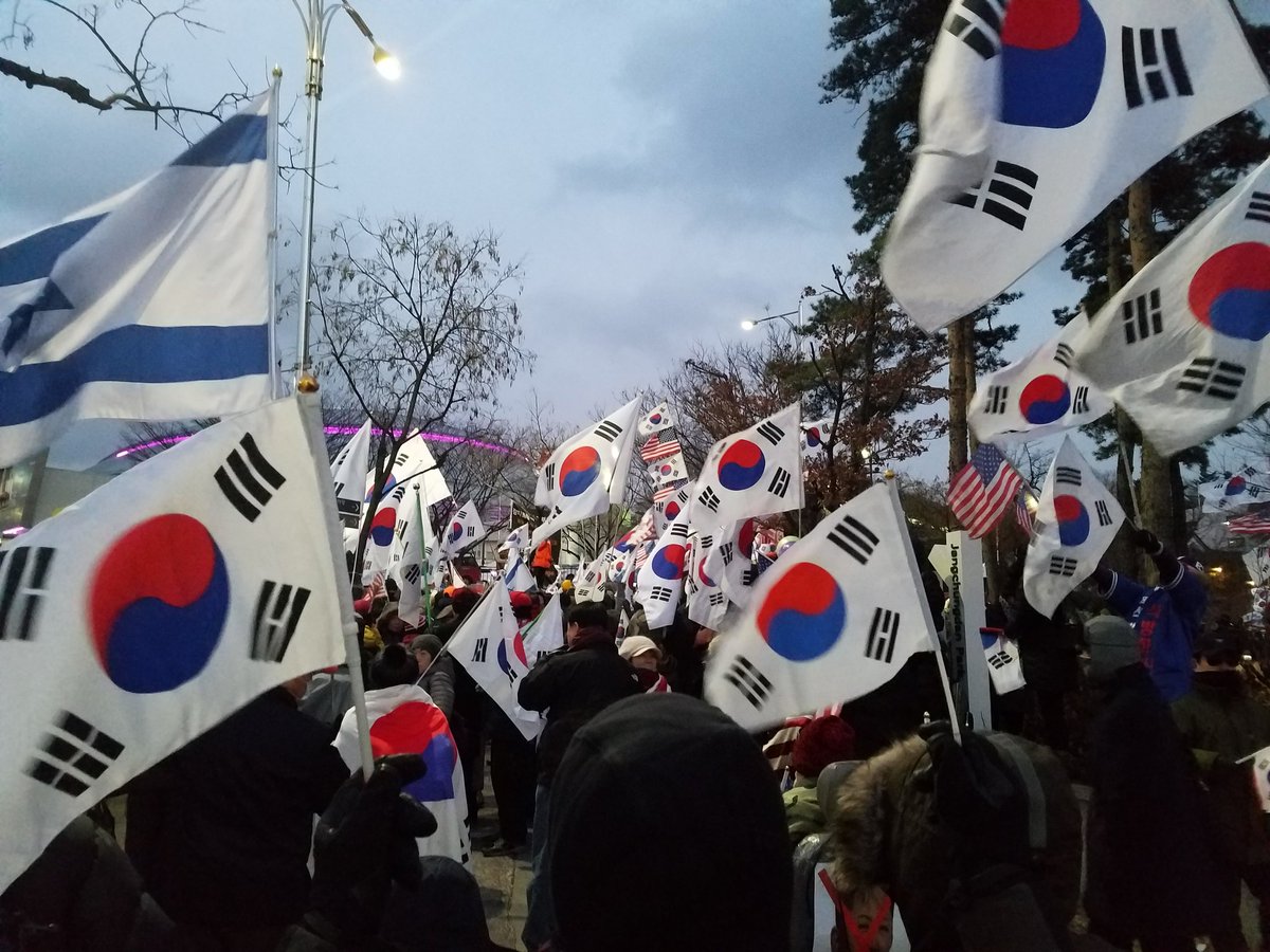 BryanPark's tweet photo. Scattered demonstrations in Seoul against North Korea's involvement in the Olympics. Several injured in clashes with police #Olympics2018 #korea https://t.co/mt7vmxuzu4