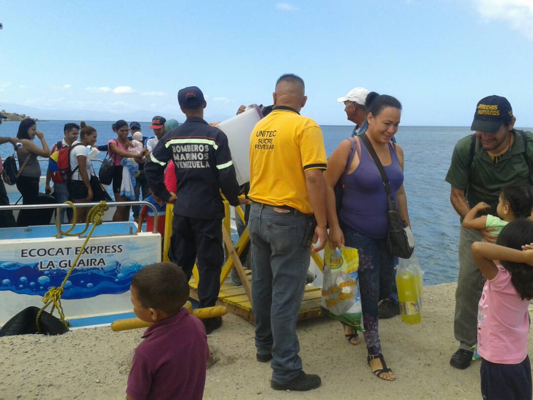 Unitec_Cna's tweet photo. Personal Tecnico de @Unitec_Cna Permanece Preventivo en Terminal Maritimo de Araya. Resguardando el Embarque y Desembarque de los Temporadistas. Se Realiza Inspeccion de Cumplimiento de Normas a Embarcaciones Particulares. #ArayaSegura @VGRPC @PCADRAICSucre @jjAcosta2021 https://t.co/cop5cgGoKD