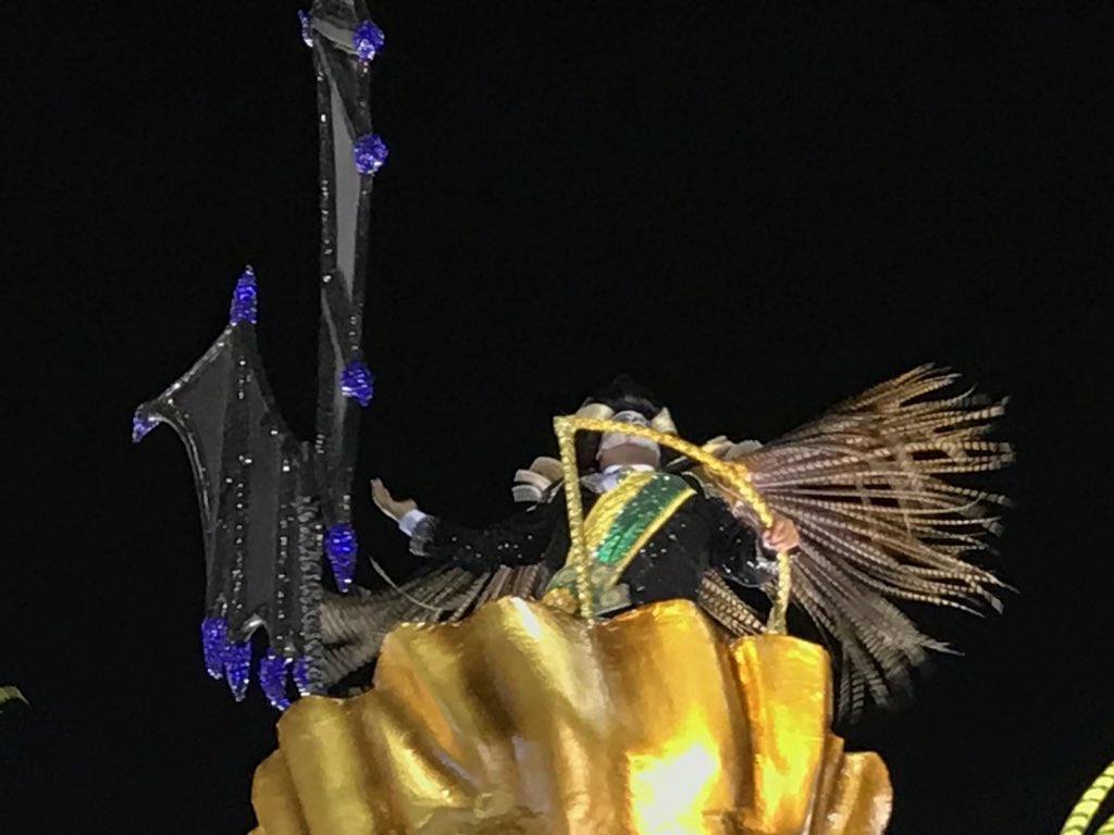 Críticas cheias de bom humor da Paraíso do Tuiuti incluíram vampiro com faixa presidencial, manifestantes com panelas e camisas do Brasil, patos de borracha e até carteira de trabalho queimada.