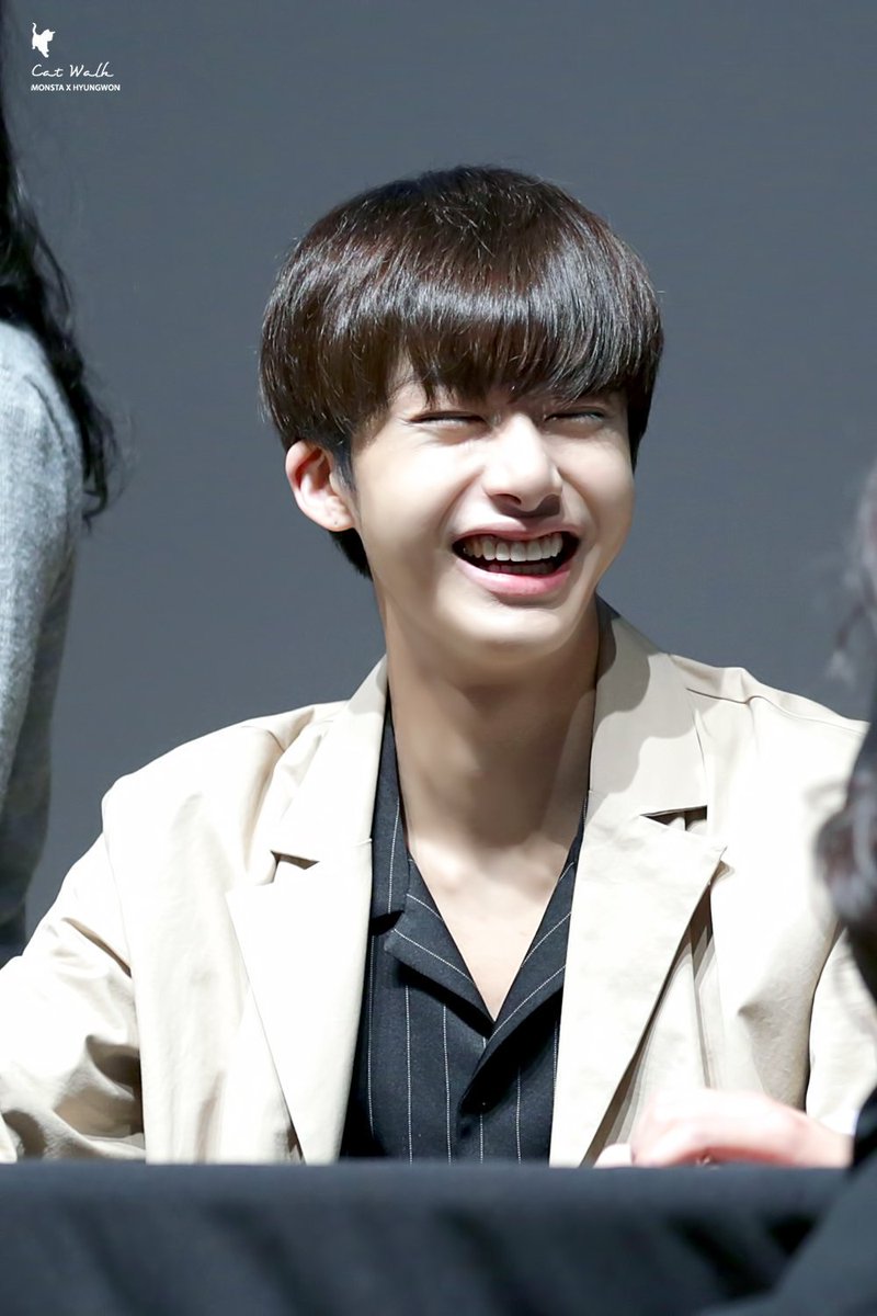 ChoHeiling's tweet photo. Hyungwon es una persona tan dulce y amorosa.
Es quien se pierde en el escenario mirando a sus fans, tiene tanto amor al ver a MONBEBE.
Él hasta bajo del escenario a saludar a sus fans,  es aquella persona que aunque sean miles de personas tratara de ver a cada una. https://t.co/8EylyOEgOz