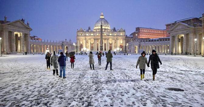 ROMA SEI BELLISSIMA ! Snow is giving an extra touch of beauty to the already magic #eternalCity #Rome 😍 #Roma #dcqitalia #PiazzaSanPietro #StPetersSquare