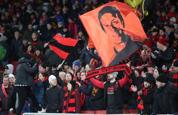 Unibet_Sverige's tweet image. Från 5000 supportrar på Emirates till fem på Kopparvallen