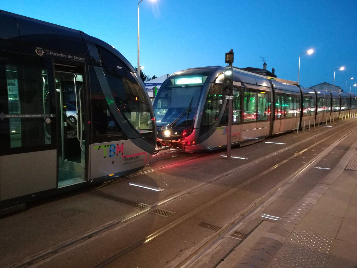 Si j'avais 1€ à chaque fois que le <a href="/TBM_TramB/">TBM Tram B</a> était en panne, je serais riche...
<a href="/info_tbm/">TBM - Transports Bordeaux Métropole</a> c'est normal de laisser les gens dans le froid sans mettre en place une navette de substitution ? Le bus 10 ne sert à rien il est toujours plein ! 😡😡