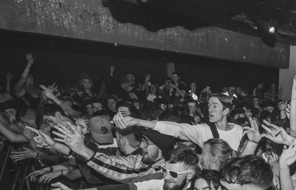 FlavaD's tweet photo. Gotta love Swansea 😭 https://t.co/4YyNSnGoxD