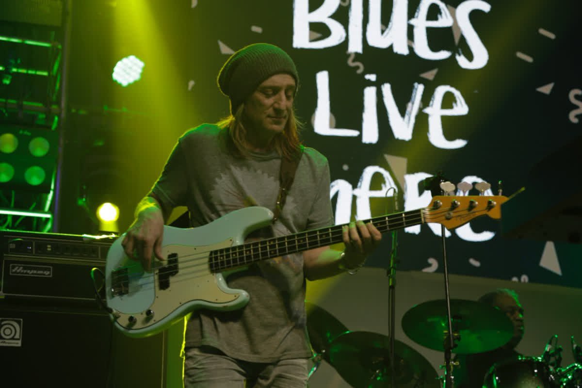Ampeg's tweet photo. Got the #MondayBlues? Look no further than the latest live release from #JohnMayall! Featuring Ampeg artist #GregRzab, #ThreeForTheRoad was released last week. Here are a few pics from their stop in #India w/guests #WalterWolfmanWashington & #CocoMontoya.
https://t.co/NU0RSMdlUJ https://t.co/OzD22di2ZF