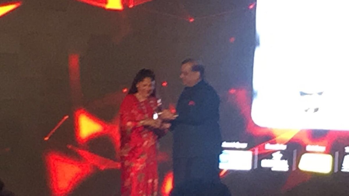 yashodhararaje's tweet photo. Received the award for Madhya Pradesh as 'Change Agent of the Year' in sport at #TOISA2018 from Narinder Batra ji, President IOA. A great honour for Madhya Pradesh in sport. 🙏@MahindraScorpio #EveryDropCounts @toisports @ChouhanShivraj @BJP4MP @CMMadhyaPradesh #MPStateAcad https://t.co/lODBBVSI4V