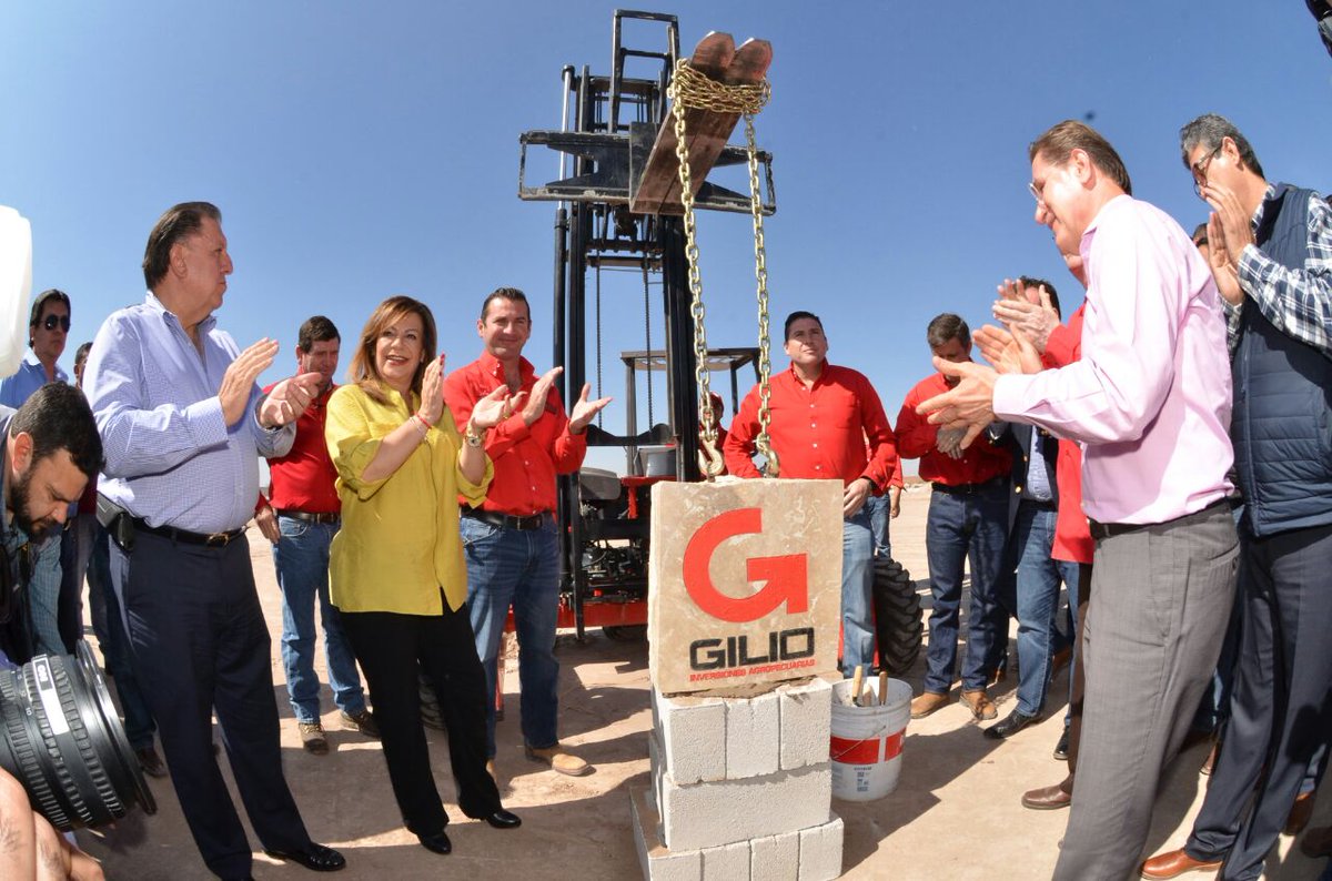 LetyHerreraAle's tweet photo. Acompañé al Gdor. @AispuroDurango a la colocación de la 1ra Piedra de lo que será el Centro de Innovación Agroalimentario de la Empresa Grupo Gilio. Reconozco en la familia Gilio su compromiso y confianza depositada en Gómez Palacio como tierra fértil y segura para la inversión. https://t.co/hyE7QCc1Wf