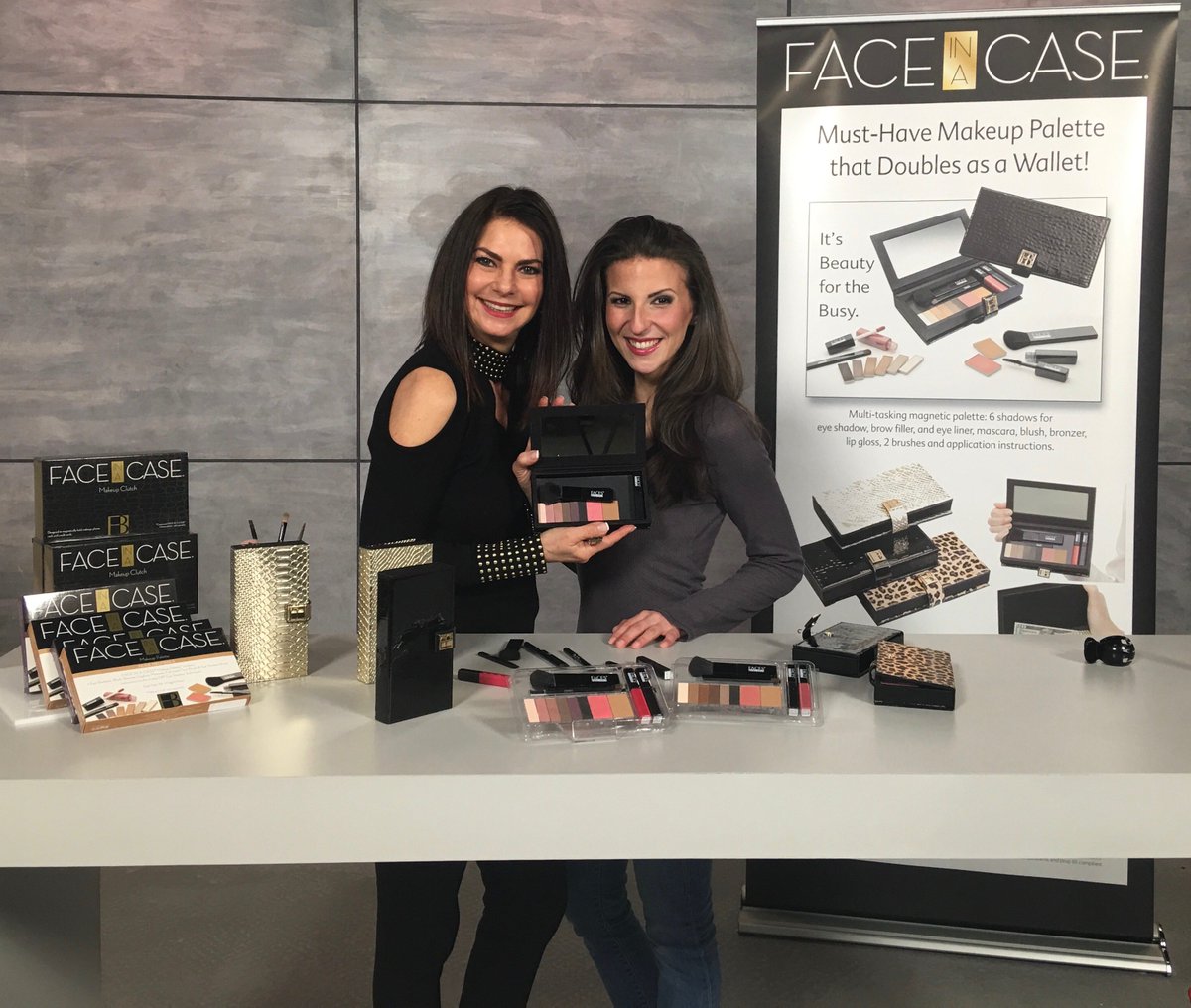 FACESbeautiful's tweet photo. Deals are on Amazon now! Face in a Case clutches are only $30 and the palettes are $15... can’t miss this! #AmazonLive #FaceinaCase https://t.co/xvaEHXAKgC
