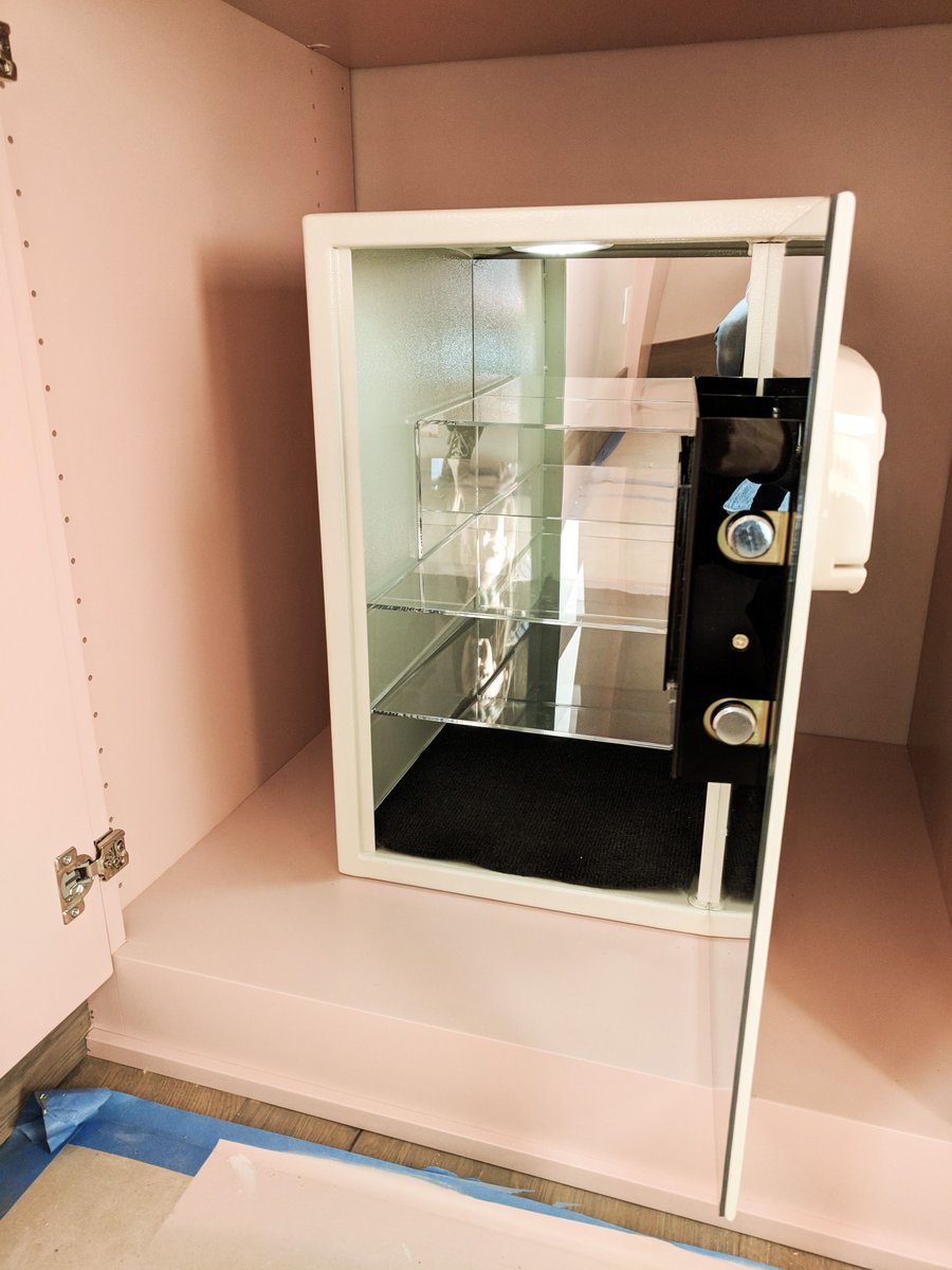 digitalsafes's tweet image. The Presidential Box Safe (in cream) looks beautiful installed in this newly built pale pink closet.
#boxsafe #homesecurity #closetsafe #closet #closetgoals