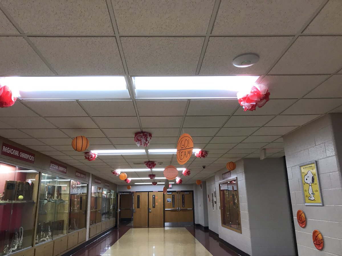 FranktonCheer's tweet image. Sectional week is here &amp;amp; the school is decked out &amp;amp; ready to go! Great job to our girls, &amp;amp; a huge thanks to the @Franktonbball parents that helped! Good luck this week to our team, come out &amp;amp; support them at Lapel! #SectionalWeek #EaglePride