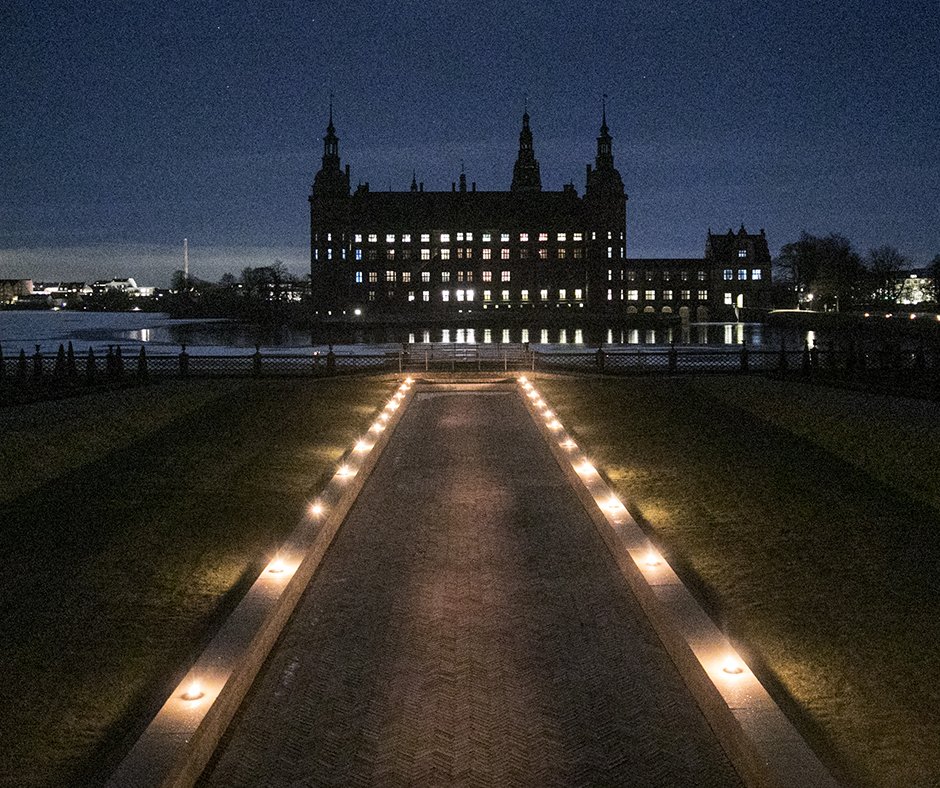 I lørdags deltog museet i Gardens of Light. På museet kunne gæsterne opleve en stemningsfuld aften med bl.a. musik, omvisning og historisk fortælling. Aftenen sluttede med fælles lysoptog til Barokhaven, hvor der var udsigt til slottet, der i aftenens anledning var oplyst indefra