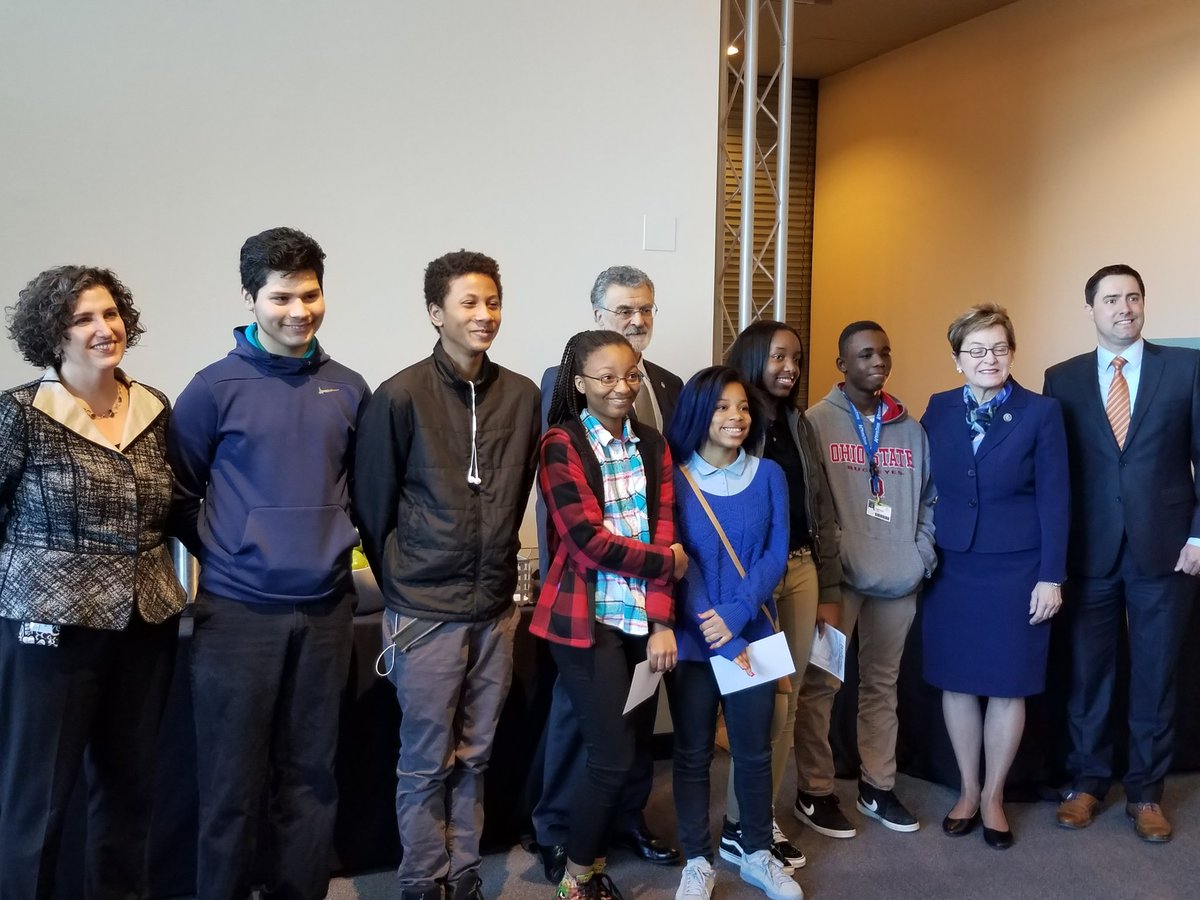 GLScienceCtr's tweet image. @MC2STEMHigh meeting with @CLEMayorJackson @hyperlooptt @RepMarcyKaptur and @kellenbogen! #GreatLakesHyperloop #Hyperloop #StayCuriousCLE