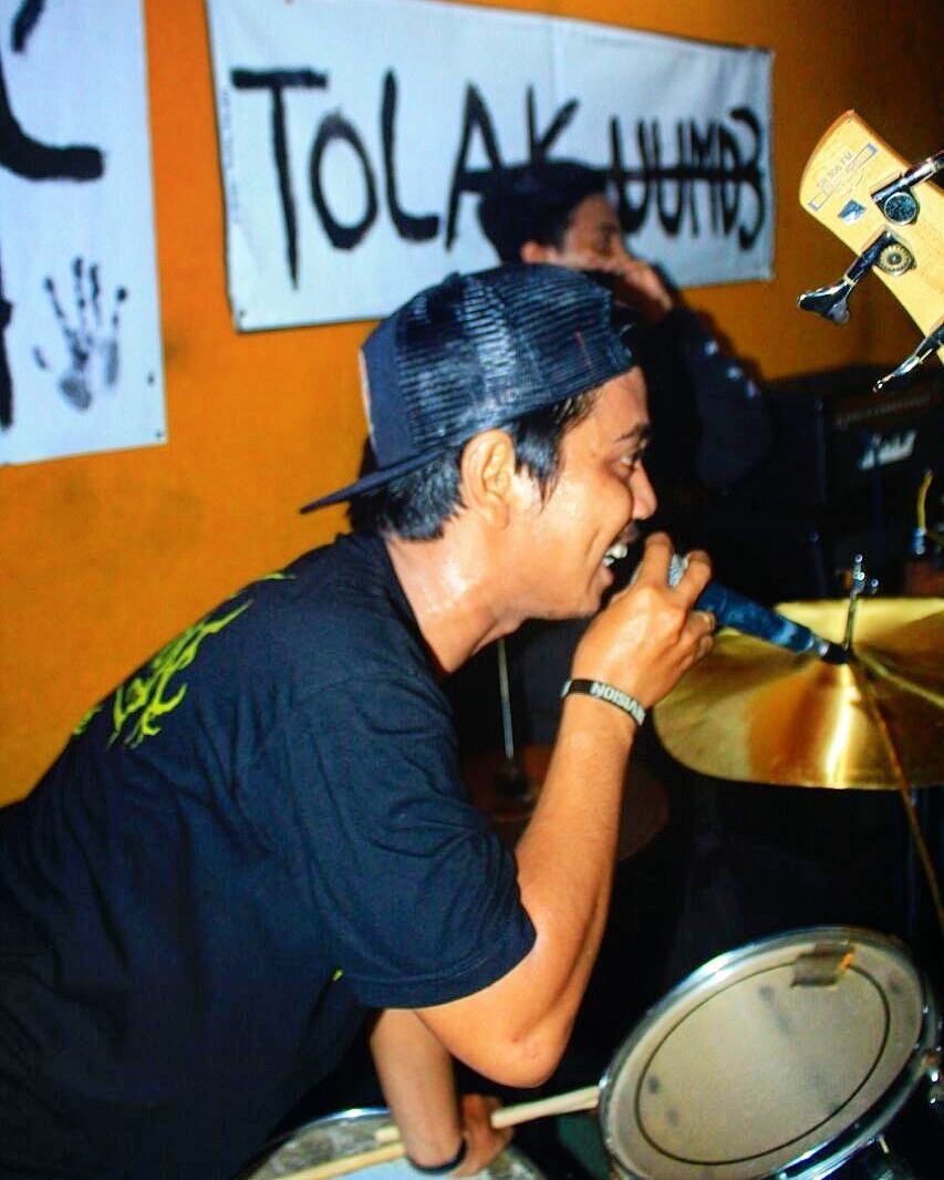 KamarGelap666's tweet photo. #Buyung | DISTORSI TANGGAL MERAH #2 (Studio Gigs Tolak! UU MD3) | Minggu, 25 Februari 2018 | Sabrina Music Studio, Mks | \Ewacore/
Difoto Oleh : Berandalan
#Ewacore #Hardrockcoremetal #Berandalan #StudioGigs #DistorsiTanggalMerah #TolakUUMD3 #Hailtigabelas #makassar https://t.co/MubMkGLKvK