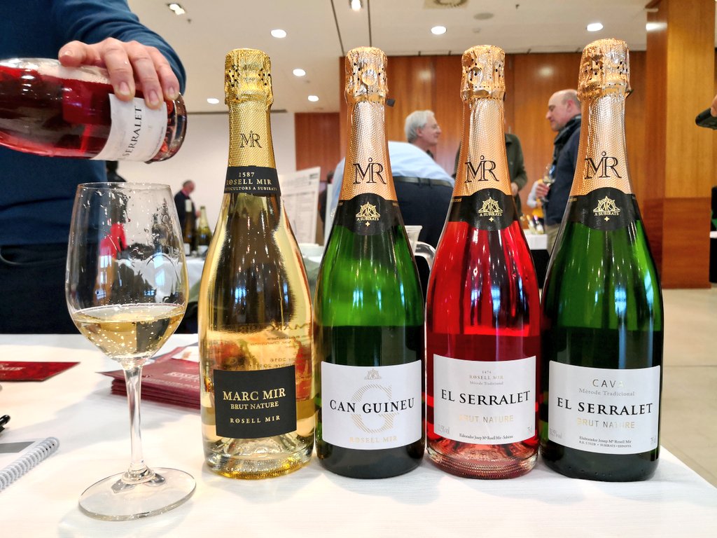 elvinet's tweet photo. ROSSELL MIR | Cuarteto de Cavas con el #Macabeu como protagonista el #PinotNoir ensalzando el carácter de algunos de ellos 🍇🥂🍾
#Cava #CavaLovers #CavaCatalà #CavaLife #CavaPhotography #CavaTasting #CavaEducation #Barcelona #FormadorenCava #elvinet https://t.co/7dBGSLnHFQ