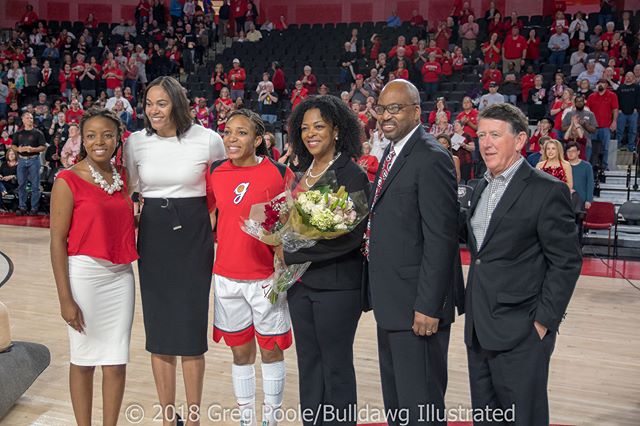 BD_illustrated's tweet photo. Haley Clark's family, Joni Taylor and Greg McGarityβ Senior Day β Georgia vs. Florida β February 25, 2018
#HaleyClark #Dawgs #UGA #UGAAthletics #godawgs #georgiabulldogs #committotheG @wearebulldawgs
https://t.co/FFWw01dhw0
https://t.co/xdOIQjltn6 π·: @gpoole_bi https://t.co/oCI2Og2TMe