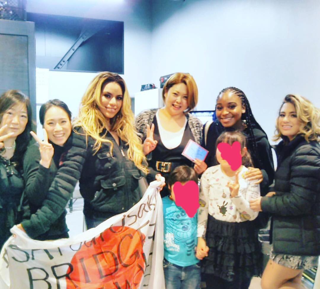 FOTO • Normani, Dinah e Ally com fãs hoje (26/02) em Osaka, Japão.