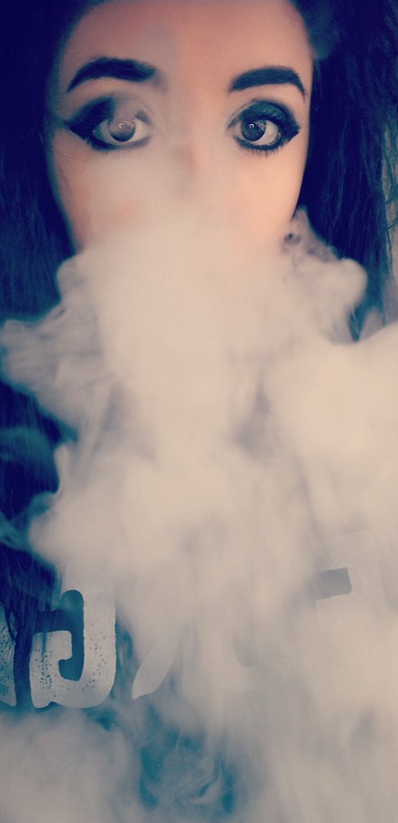 Hannah_vapes666's tweet photo. #blowinclouds #vapeshit #girlswhovape #vaperesponsibly #vapefam #vapenation #cloudyinhere #vapers #vapeadvocate https://t.co/1qM7SvaTx8
