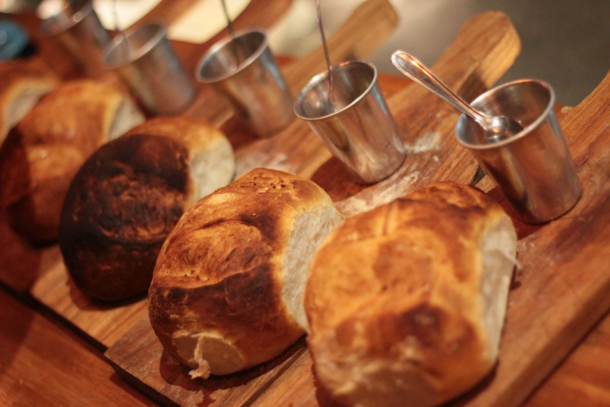 En <a href="/_churrasqueria/">Churrasquería</a> hacemos nuestros propios panes para acompañar las comidas. 

Tradición bien argentina si la hay, comer con pan.

#CarneYVermut #ParaTodaLaGente