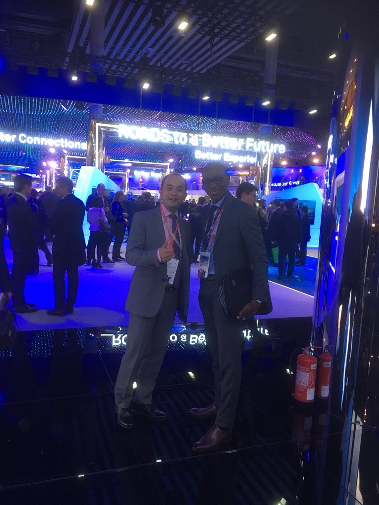 Sur le Mega stand de Huawei, les solutions innovantes du futur.  Avec le VP Afrique de Huawei.