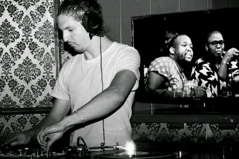 zaaibooconcepts's tweet photo. On your marks on the #Dancefloor with #HardToFindRecords #MondayVibes @BarKitcheners @Party42nite till dawn https://t.co/CAzTkI0n0x