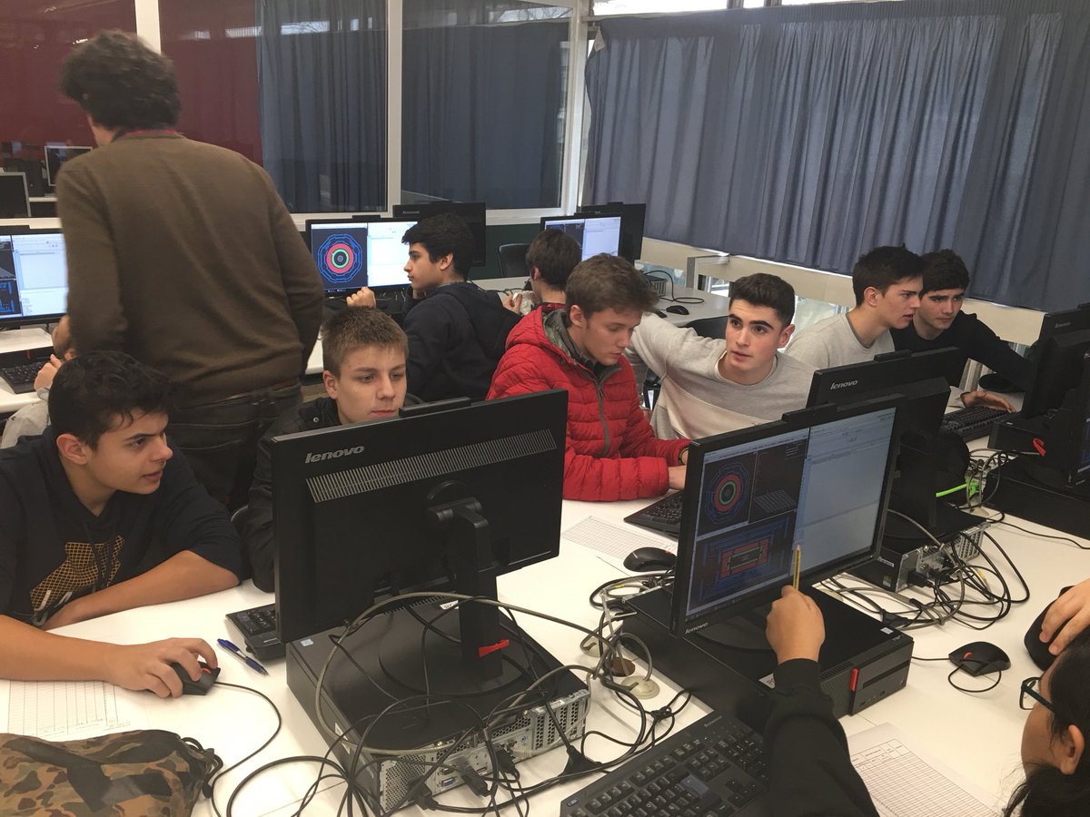 miquelpadilla's tweet photo. #PhysicsMasterclass Anàlisi de dades de @ATLASexperiment per trobar la relació W+/W- i així estudiar l’estructura del protó. @_IFAE @stMiq https://t.co/aBSI8SEwN3