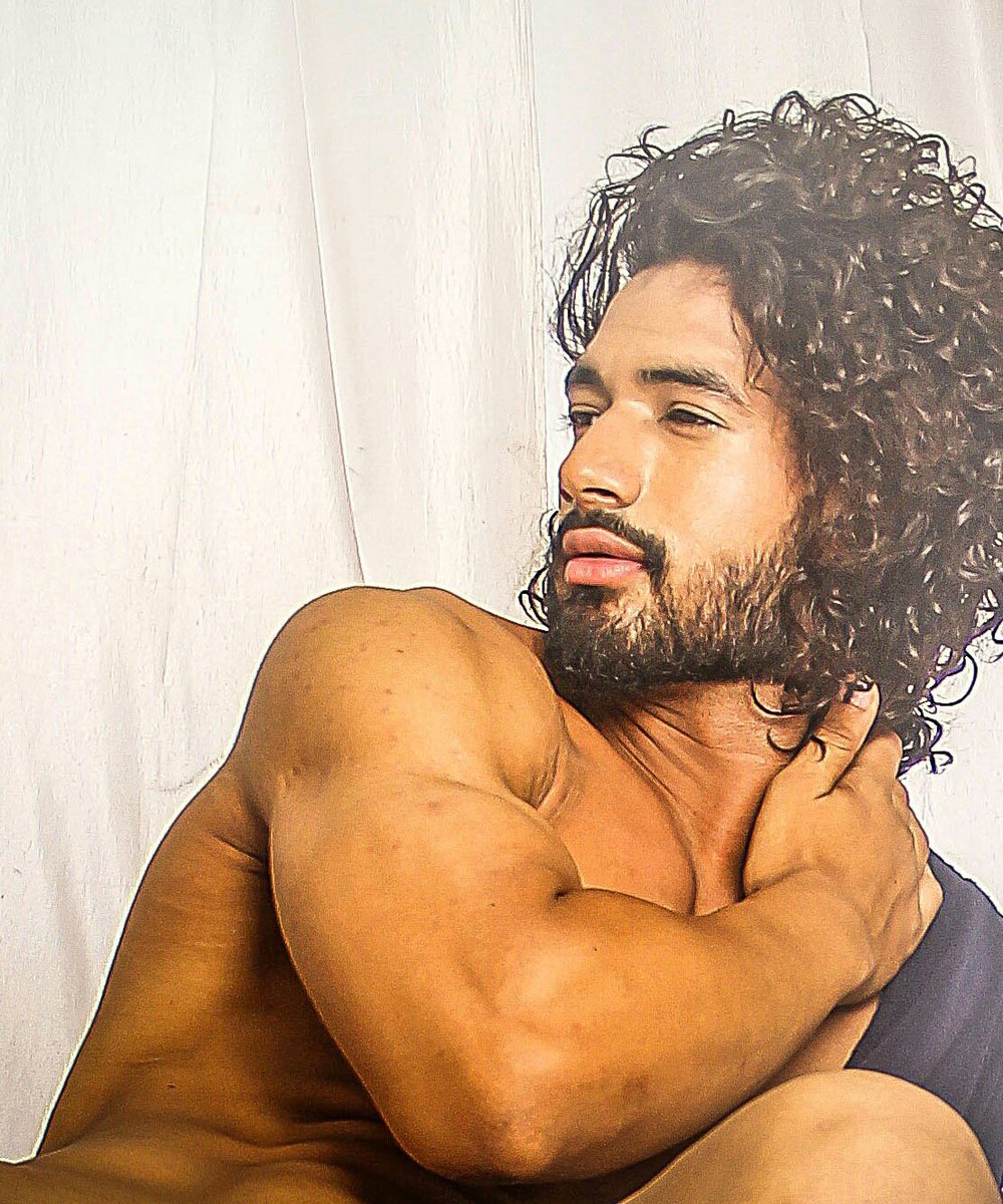 jasmeenGdugal's tweet image. "I work hard on myself though it helps I've always been a sportsman and love challenging my body" Meet #Intimasia #malemodel Pankit Dahiya:
explosivefashion.in/indian-models/…