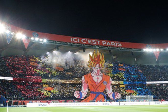 PSG_pIus's tweet photo. La afición del PSG y Gokú demostrando su apoyo incondicional... #PSGOM https://t.co/DBqNhQSXJb