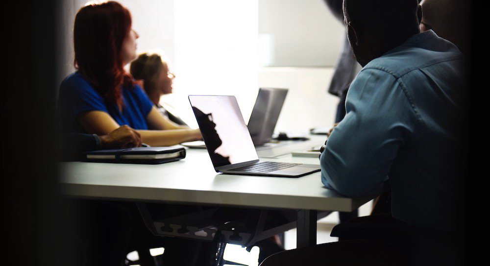 "A medida que entramos en 2018, hay dos fuerzas en competencia que están impactando en el mundo de los recursos humanos..."

Para seguir leyendo dale clic en: tiresia.com.co/2018-el-ano-en…

#Tiresia #RRHH #CEO #Digital